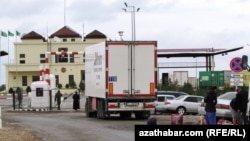 Türkmenistanyň gümrük barlag nokatlarynyň biri (Illýustrasiýa suraty)