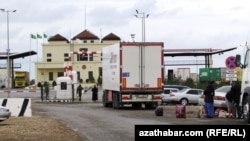 Türkmenistanyň Özbegistan bilen serhedi (arhiw suraty)