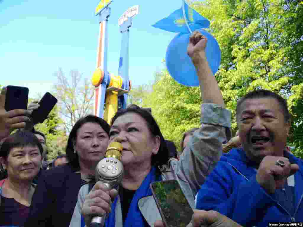 Алматыдағы наразылық шарасы Алматының орталық мәдени және демалыс саябағына өтті. Ондаған адам әділ сайлау өтуін, елде атом электр станциясы салынбауын талап етті. Наразылыққа шыққандар арасында көк шар көтеріп тұрғандары да болды. Алматы, 1 мамыр 2019 жыл. 