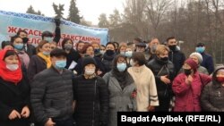 "Адвокат қызметі" туралы заң жобасына қарсылық білдіру үшін жиналған адвокаттар мен заңгерлер. Алматы, 13 наурыз 2021 жыл.