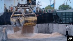 Завантаження зерна в Ізмаїлі, квітень 2023 року. Україна організувала експортний коридор Чорним морем після виходу Росії із Чорноморської зернової ініціативи влітку 2023 року