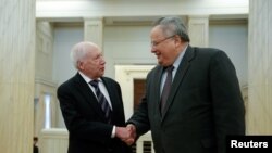 Медијаторот Метју Нимиц и грчкиот министер за надврешни работи Никос Коѕиас.
