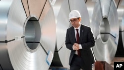 Comisarul european pentru prosperitate și strategie industrială, Stéphane Séjourné, în vizită la uzina metalurgică Thyssenkrupp din Duisburg, Germania, după ce UE a lansat un plan de sprijin pentru industria sa metalurgică, la sfârșitul lunii martie 2025.