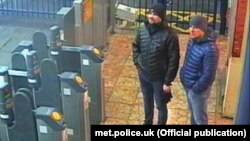 Скрипальдерге қастандық жасауға күдікті деп танылған ресейліктер Солсбери вокзалында тұр. 3 наурыз 2018 жыл (Британ полициясы жариялаған кадр)