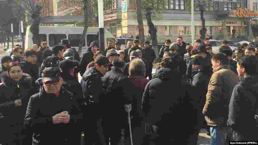 Ақпанның 27-сі күні таңертең Алматыдағы "Нұр Отан" ғимараты алдына ондаған адам жиналды. 