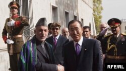БУУнун башкатчысы Пан Ги Мун Хамид Карзайдын колун кысып жатат. 2-ноябрь 2009-жыл.