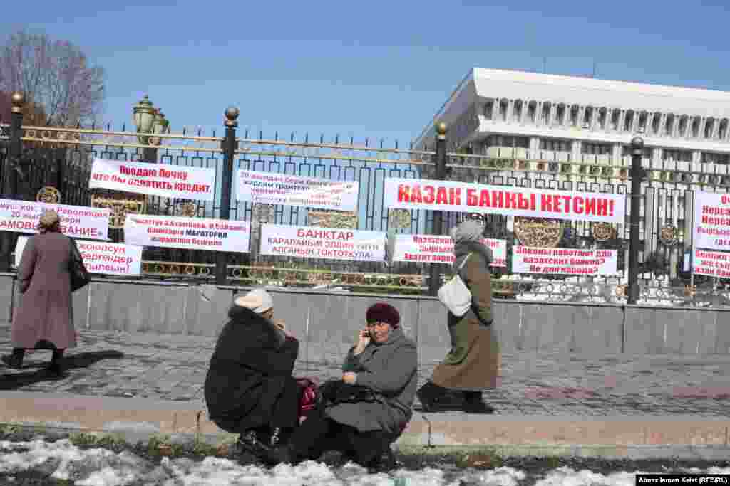 Представители Нацбанка отрицают случаи суицида среди заемщиков МФО в Кыргызстане.
