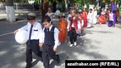 Çagalary goramagyň halkara gününde bir köpçülik çäresine gatnaşdyrylýan körpeler. Aşgabat. Arhiw suraty. 1-nji iýun, 2015 ý.