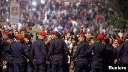 حضور پرشمار مأموران امنیتی اردن در تجمع شامگاه شنبه در برابر دفتر نخست‌وزیر این کشور.