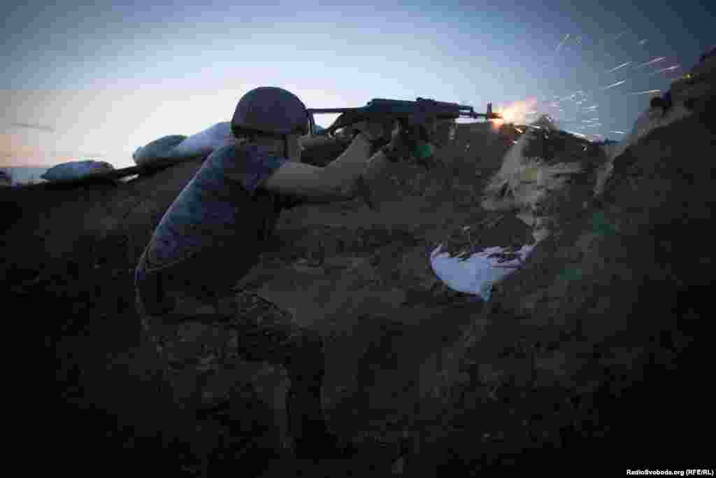 Боец батальона "Донбасс" в бою