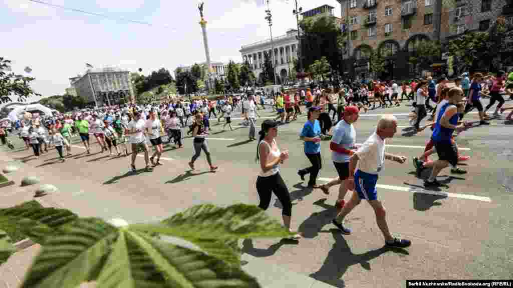 Понад 10 тисяч професійних бігунів і любителів взяли участь у 25-му благодійному марафоні «Пробіг під каштанами» в Києві, 28 травня 2017 року ПЕРЕГЛЯНЬТЕ ФОТОГАЛЕРЕЮ