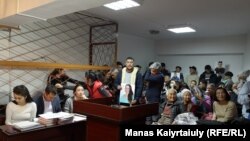"ҚДТ-ға қатысы бар" деп айыпталған төрт азаматтың соты. Алматы, 6 қараша 2019 жыл.