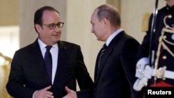 Fransuz prezidenti Fransua Olland (Ç) Ukrain krisizi baradaky sammitden soň rus kärdeşi Wladimir Putin bilen el gysyşýar. Pariž, 2-nji oktýabr, 2015. 
