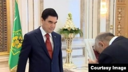 Prezident Berdimuhamedow egindeşlerine täze kitabyny sowgat berýän pursatynda