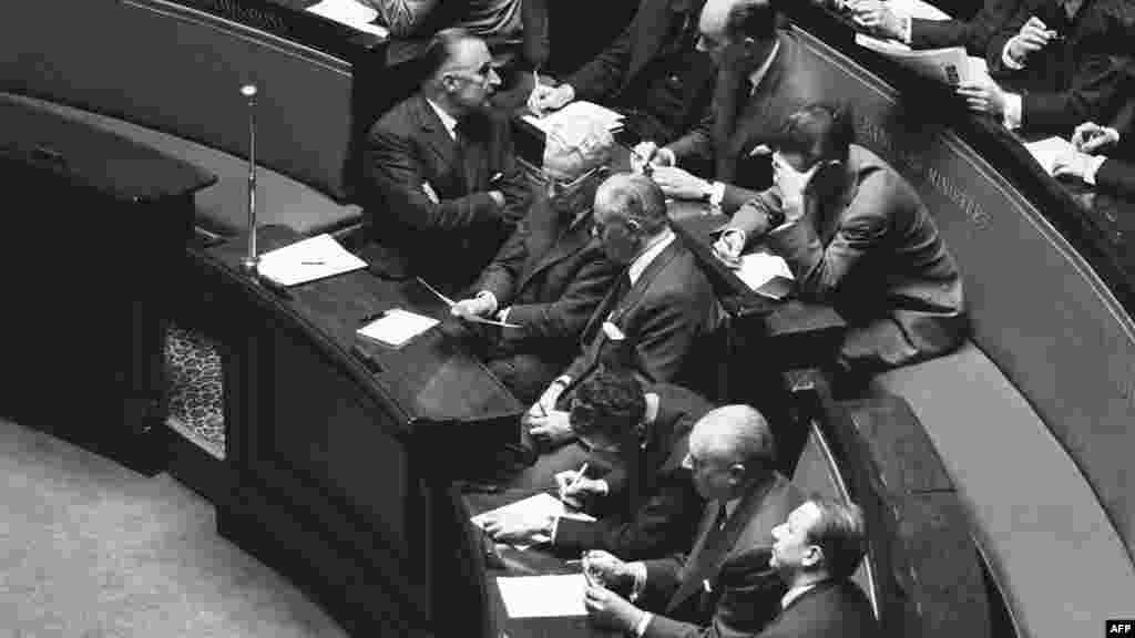 Bizalmi szavazáson megbuktatott kormányra 1962 óta nem volt példa Franciaországban. Az 1962. október 4-én készült archív felvételen (balról) Georges Pompidou akkori francia miniszterelnök, amikor vereséget szenvedett a parlamenti szavazáson