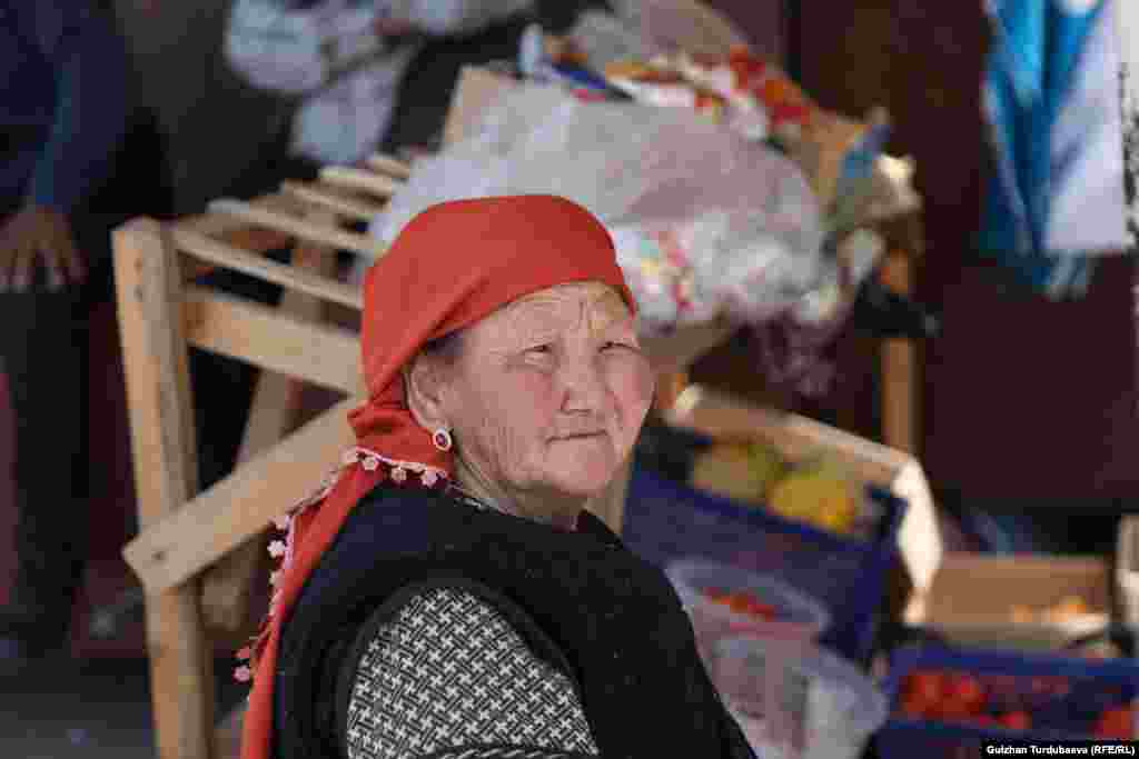 Айниса Амирова Баткендеги базарлардын биринде сатуучу болуп иштейт. Төрт баланын энеси. Ал 60 жаштан ашкандан кийин гана ишкердик менен алектене баштаган. 