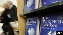 Байыркы гот тили тууралуу интернеттеги Википедияда да маалыматтар жазылган.