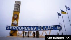 За даними голови Херсонської  ОВА Олександра Прокудіна, із мінно-вибуховими травмами до лікарні доправили чоловіків, 56 та 72 років, а також 66-річну жінку