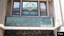 مقام‌های وزارت آموزش و پرورش در روزهای اخیر سخنان متناقضی را درباره شیوه‌نامه جنجالی جذب معلمان و اصلاح آن بیان کرده‌اند.