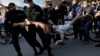 Митингдин катышуучусун полиция кармап кетүүдө. Минск, 22-июнь, 2020-жыл.