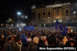 Demonstranti ispred parlamenta u Tbilisiju, 28. novembar 2024.
