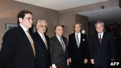 Balról jobbra: Richard Holbrooke egykori amerikai külügyminiszter-helyettes, Franjo Tuđman horvát, Alija Izetbegović boszniai elnök, Warren Christopher amerikai külügyminiszter és Slobodan Milošević szerb elnök 1995 októberében Daytonban, a béketárgyalások kezdetén