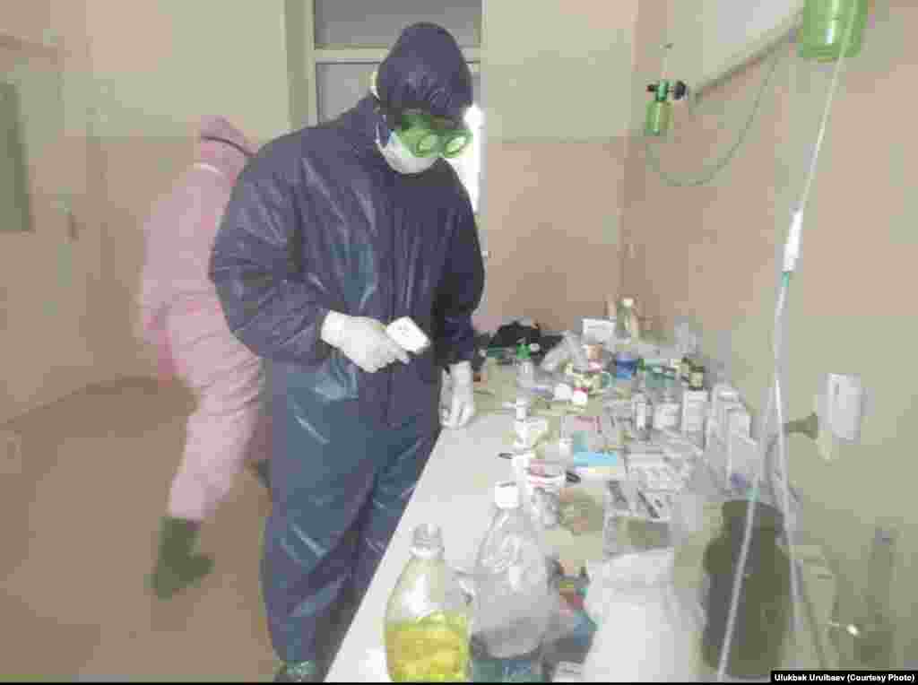 Ош облустар аралык клиникалык ооруканасынын башкы дарыгеринин орун басары Кадырбек Атабиев COVID-19га чалдыккандарды вируска каршы дарылар менен, өпкөсү сезгенген учурда (пневмония) антибиотиктер менен дарылап жатканын "Азаттыкка" айтып берди. 