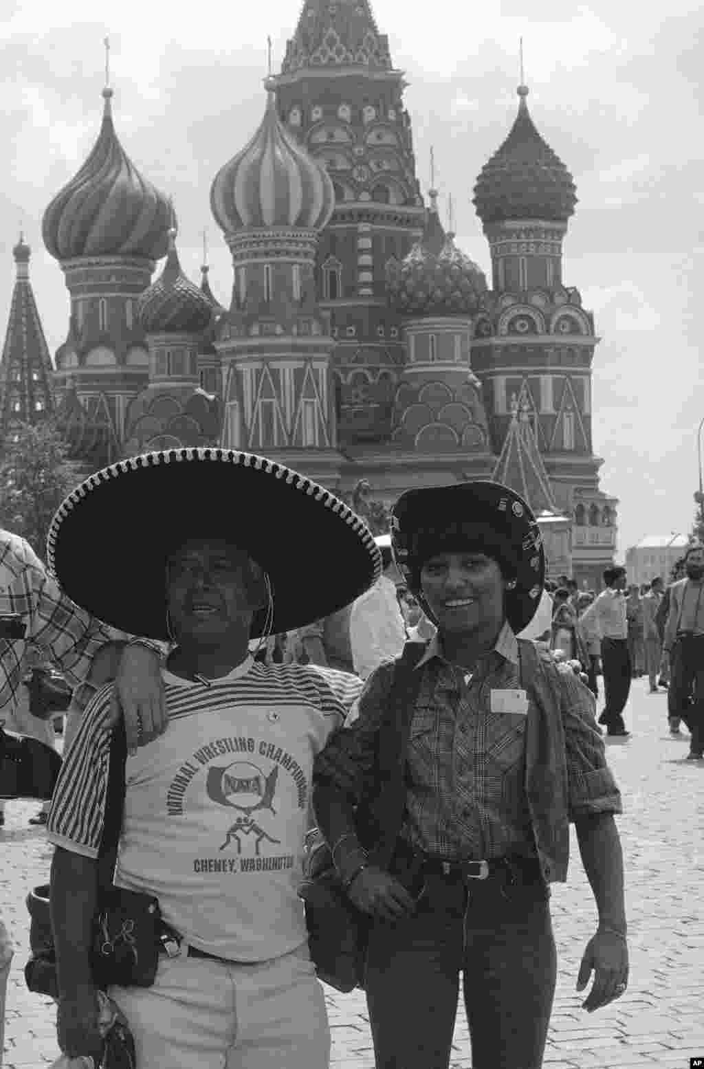 Њујорчаните Максим и Фрида Сира пред црквата во центарот на Москва, каде успеаја да ги следат натпреварите меѓу многуте гледачи.