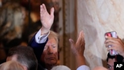 Donald Trump támogatói gyűrűjében Floridában 2023. április 4-én