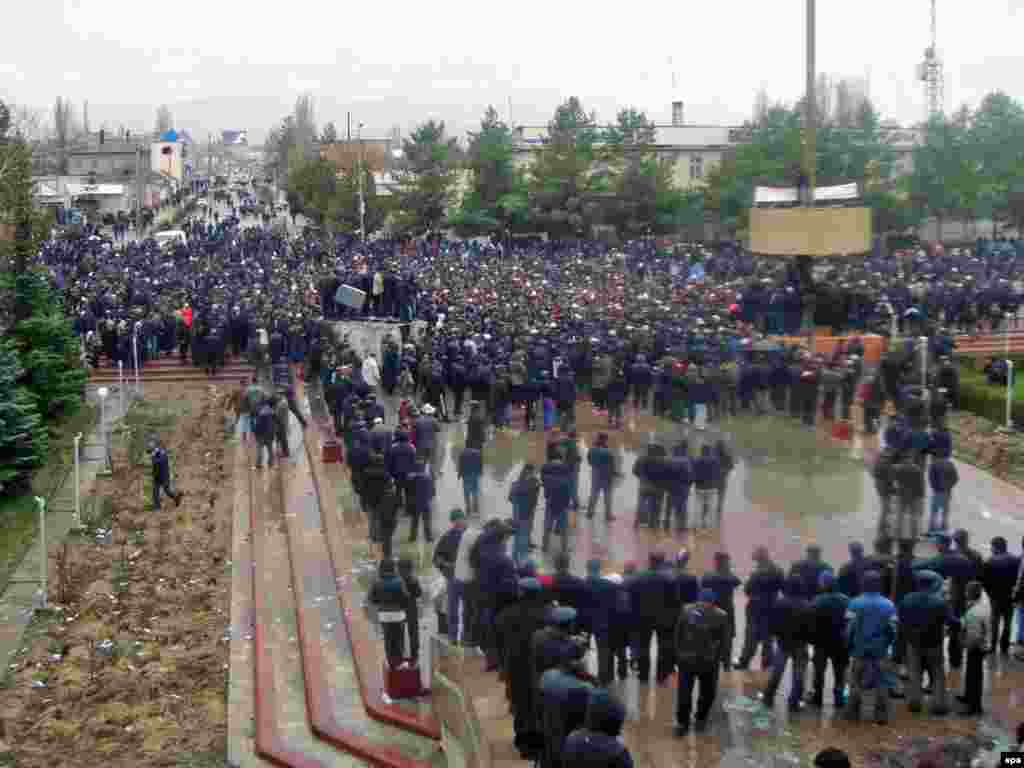 Бішкектегі наразылық. 7 сәуір, 2010 жыл. - Бішкек орталығына жиналған адамдар ұсталған оппозиция белсенділерін босатып, президент Құрманбек Бакиевтің қызметінен кетуін талап етті.