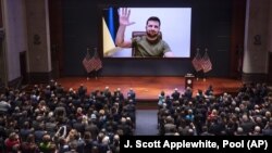 АҚШ Конгресі алдында сөйлеп жатқан Украина президенті Владимир Зеленский. Ол Киевтен видеобайланыс арқылы қосылды. 16 наурыз 2022 жыл.