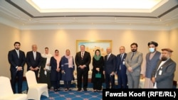 Secretarul de Stat al SUA, Mike Pompeo, alături de membri ai echipei de negociatori din partea guvernului din Afganistan. Qatar, 22 noiembrie 2020
