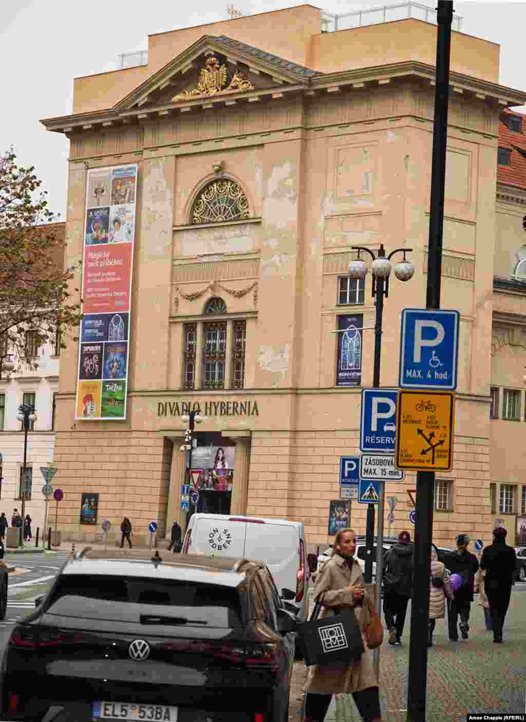 Një fotografi e vitit 1975 tregon një poster në Teatrin Hyberna, me rastin e 30-vjetorit të hyrjes së trupave sovjetike në Pragë, gjatë Luftës së Dytë Botërore.