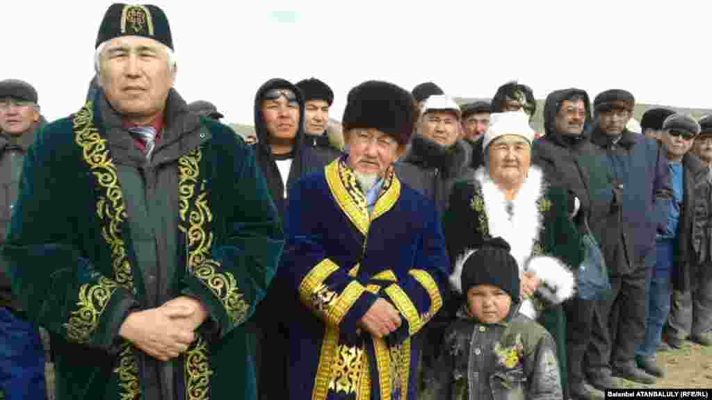 Существует легенда, что в давние времена на Отпантау, самой высокой вершине горной гряды Каратау, окружающей поселок Шетпе, разжигали костер, чтобы подать сигнал об опасности. 