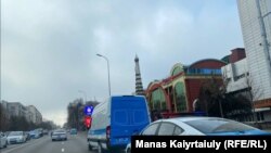 Автомобили полиции по проспекту Назарбаева недалеко от площади Республики. Алматы, 16 декабря 2021 года