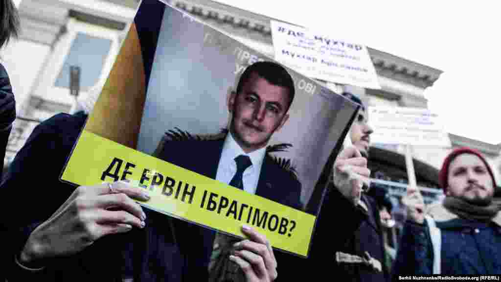 Активісти громадської ініціативи «Крим SOS» і учасники кримськотатарського національного руху на акції біля будівлі посольства Росії в Києві. Активісти тримали в руках плакати з іменами зниклих на півострові. 25 жовтня 2016 року