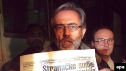 Slavko Ćuruvija na konferenciji za novinare u Beogradu, 9. novembra 1998. Ubijen je 11. aprila 1999. godine u prolazu ispred zgrade u kojoj je živeo. Suđenje za njegovo ubistvo traje od 2015. godine. 