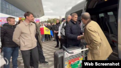 Diplomații ruși expulzați din Republica Moldova plecând din țară prin Aeroportul Chișinău