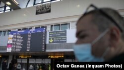 Pe aeroporturile din România s-au luat măsuri de triaj pentru călătorii care vin din zonele afectate de coronavirus.