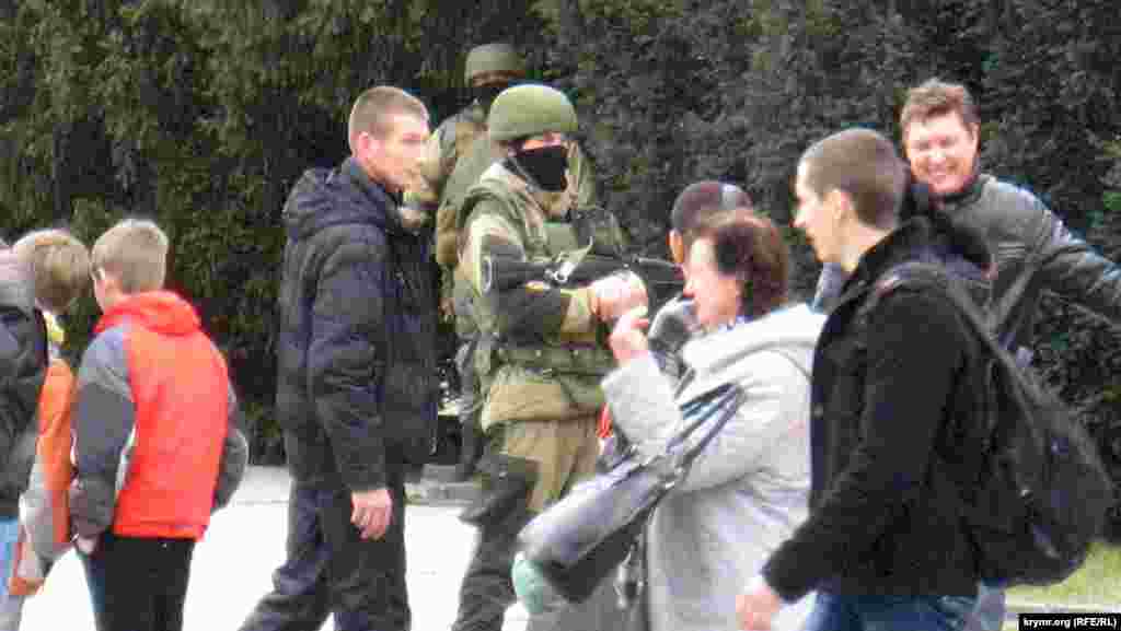 Сол күндері «өзін-өзі қорғау» халық жасақтары құрылды. Қырымдағы жағдайды көбінесе солар бақылады. 