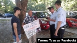 Акмәчеттә Караметовка ирек таләбе белән пикетка чыккан активистларны тоткарлау, 14 август 2017