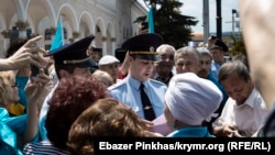 Крым татарларынын массалык депортация болгонуна 75 жыл болду. Бул датаны белгилөө үчүн чогулгандар. 