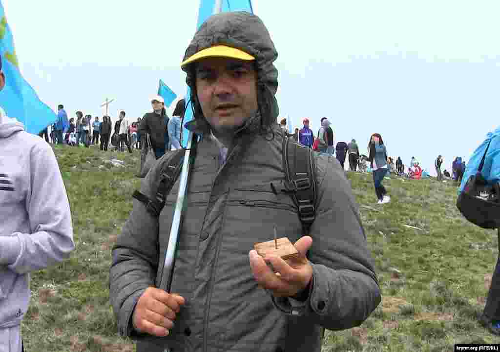 Дехто вважає, що недоброзичливці перед сходженням людей могли навмисно розкидати саморобні шипи, оскільки ними можна було пошкодити ноги.