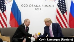 Vlagyimir Putyin orosz és Donald Trump amerikai elnök a G-20 találkozón Japánban 2019. június 28-án.