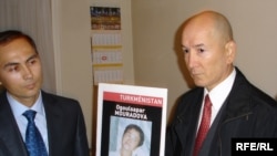 2008-nji ýylyň 18-nji sentýabrynda O.Myradowanyň ölüminiň ýyl dönümine bagyşlayp Türkmenistanyň Pariždäki ilçihanasynyň içinde geçirilen protest aksiýasy wagtynda. Çepde: türkmen diplomaty, sagda: O.Myradowanyň dogany Annadurdy Hajyýew.