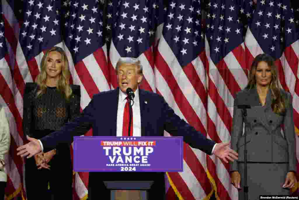 Kandidati republikan për president dhe ish-president i SHBA-së, Donald Trump, duke folur në skenë pranë gruas së tij, Melania, dhe nuses së tij Lara. Trump iu drejtua mbështetësve nga Florida më herët gjatë ditës, dhe u zotua se do të punojë për ta "shëruar" SHBA-në.