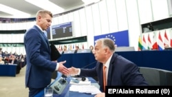 Magyar Péter és Orbán Viktor az EP strasbourgi plenáris ülésén 2024. október 9-én