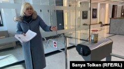 Белсенді Санавар Закирова "Нұр Отан" ғимаратында тұр. Нұр-Сұлтан, 11 наурыз 2020 жыл.