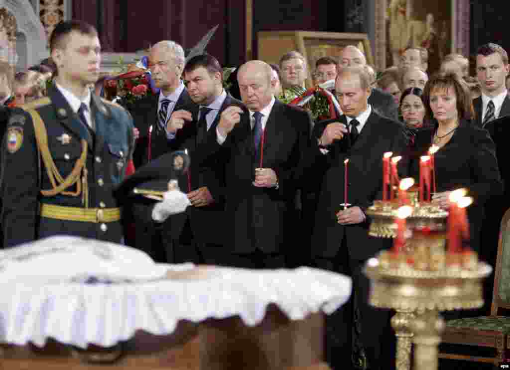 Vladimir Putin (sağdan ikinci) keçmiş prezident Boris Yeltsinlə vida məraismində. Aprel 2007-ci il. 