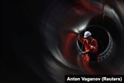 Një punëtor duke punuar në ndërtimin e tubacioneve të gazit. Fotografi ilustruese.
